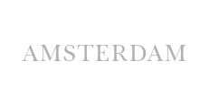 Testo grigio chiaro AMSTERDAM su sfondo bianco, indicando una delle sedi internazionali del team DiDiritto